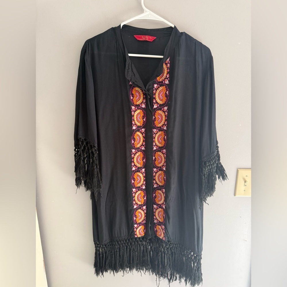 Tigerlily Womenโs Black Embroidered Fringe Button Down Kimono Dress Cardigan SZM